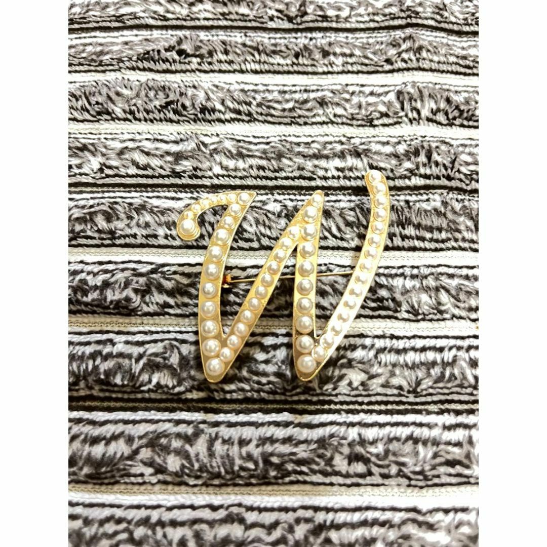 パール W ブローチ ゴールド イニシャル 入学式 卒業式 パーティ プレゼント レディースのアクセサリー(ブローチ/コサージュ)の商品写真