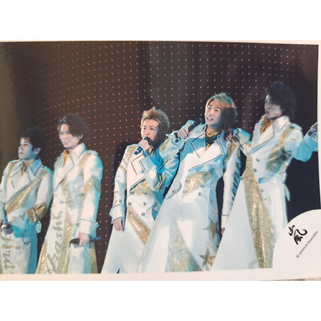 嵐(アラシ)の嵐 二宮和也 相葉雅紀 櫻井翔 松本潤 大野智 公式写真 仲良しライブフォト エンタメ/ホビーのタレントグッズ(アイドルグッズ)の商品写真