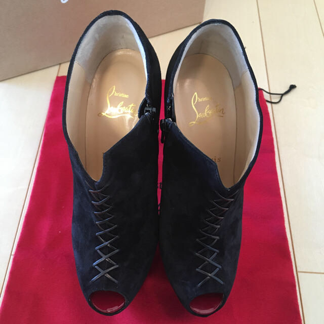 Christian Louboutin(クリスチャンルブタン)の未使用♥️ ルブタン スエードブーティー  レディースの靴/シューズ(ブーティ)の商品写真