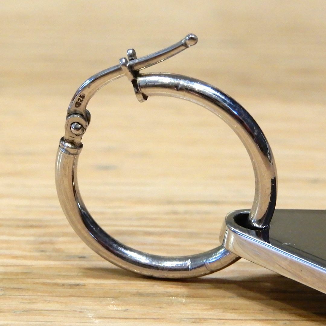 大人気】PRADA 三角ロゴ シルバーイヤリング - アクセサリー 大人気】PRADA 三角ロゴ シルバーイヤリング - アクセサリー