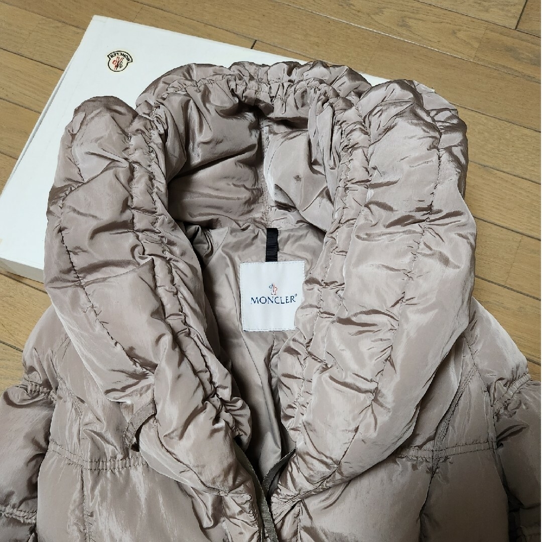 MONCLER - 雑誌掲載◇MONCLERモンクレール◇マドレーヌ 女優襟 MONCLER - 雑誌掲載◇MONCLERモンクレール◇マドレーヌ 女優襟