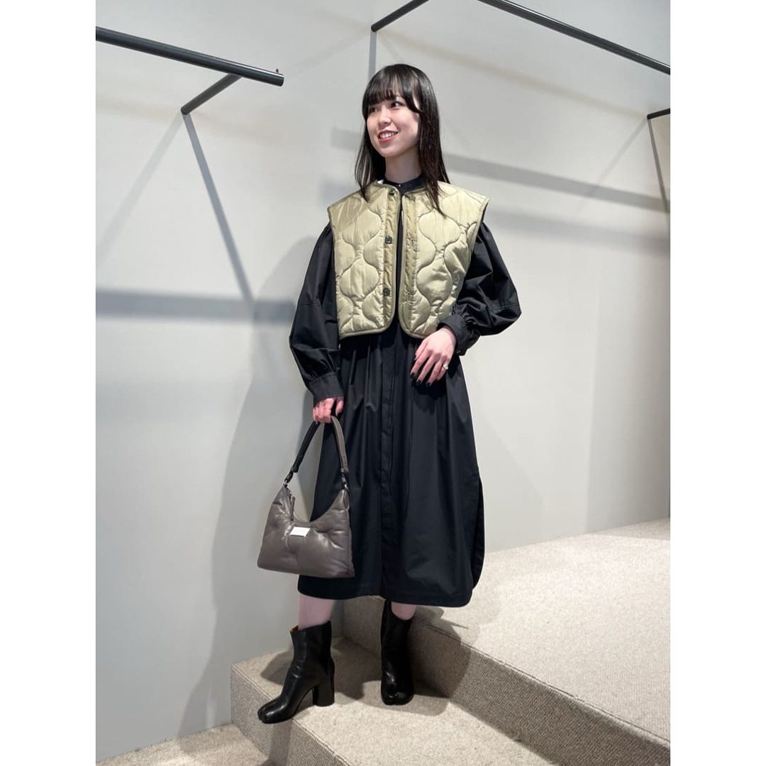 HYKE QUILTED CROPPED VEST カーキ