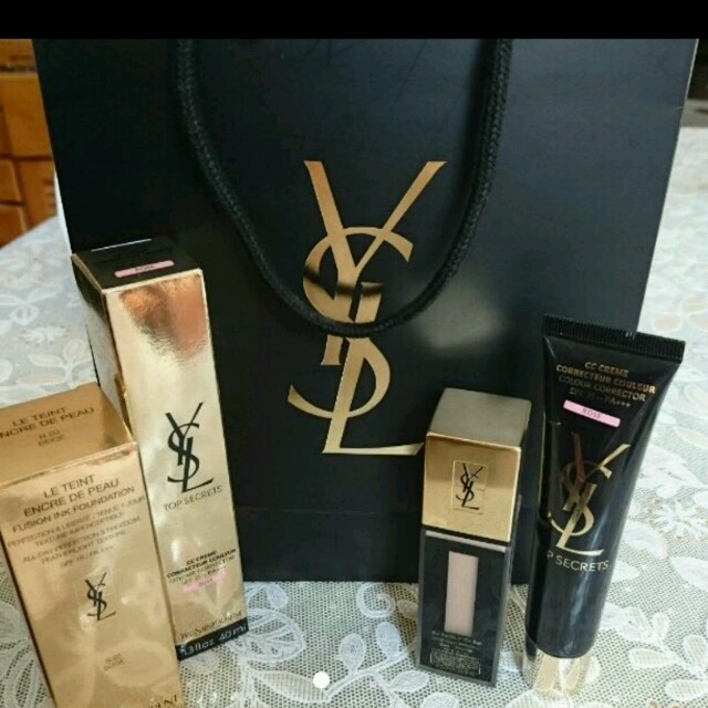 Yves Saint Laurent Beaute(イヴサンローランボーテ)のほぼ新品 イヴ・サンローラン ファンデセット コスメ/美容のベースメイク/化粧品(ファンデーション)の商品写真