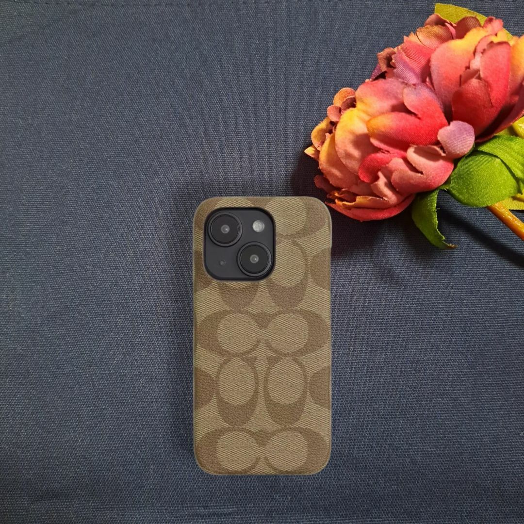 COACH(コーチ)のコーチ COACH IPHONE 15 PRO ケース・シグネチャー キャンバス スマホ/家電/カメラのスマホアクセサリー(iPhoneケース)の商品写真