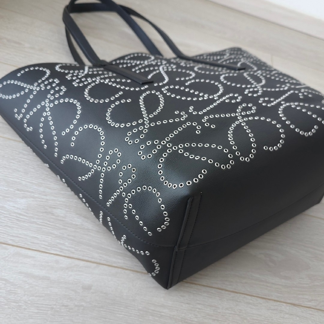 LOEWE - 極美品【ロエベ】希少 T トート アナグラム スタッズ 大 LOEWE - 極美品【ロエベ】希少 T トート アナグラム スタッズ 大