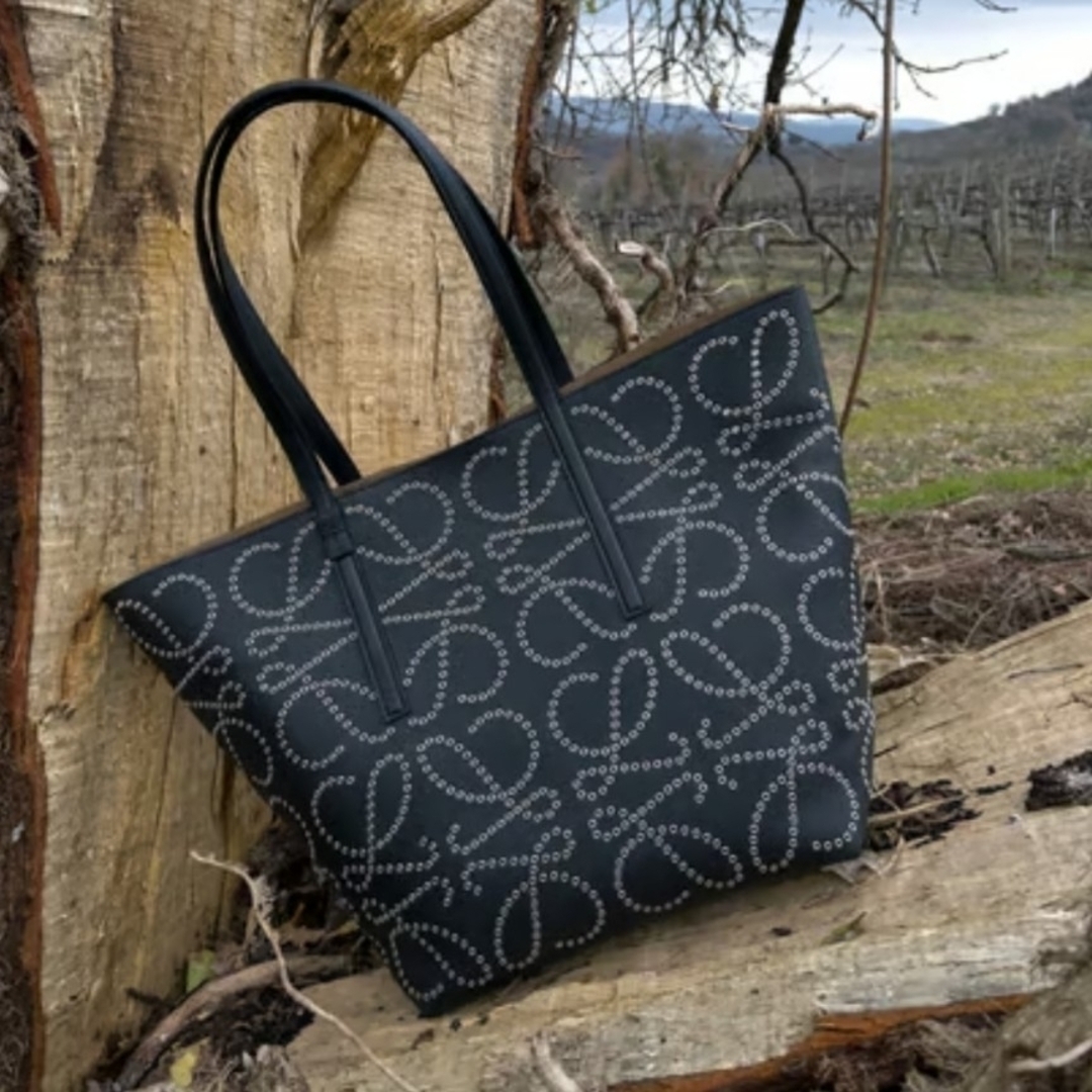 LOEWE - 極美品【ロエベ】希少 T トート アナグラム スタッズ 大 LOEWE - 極美品【ロエベ】希少 T トート アナグラム スタッズ 大