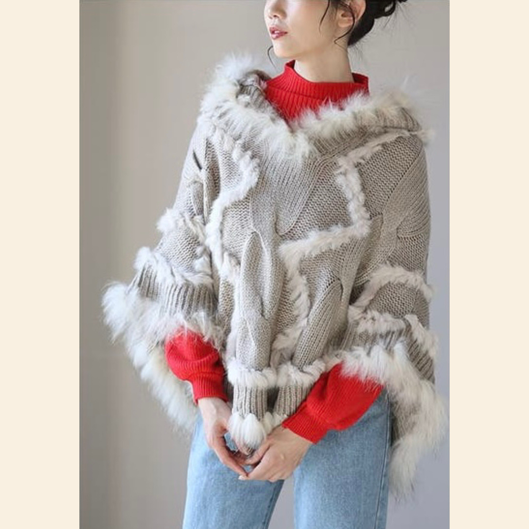 JEWELIUM(ジュエリウム)の新品・JEWELIUM(ジュエリウム)フード付き 天然ファーケーブル編みポンチョ レディースのジャケット/アウター(ポンチョ)の商品写真