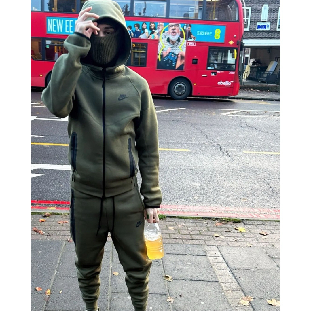 NIKE - メンズS カーキ テックフリース セットアップ オリーブ NIKE - メンズS カーキ テックフリース セットアップ オリーブ