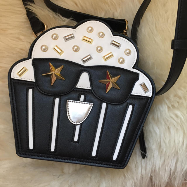 Karl Lagerfeld(カールラガーフェルド)のリミティッドエディションbyカールラガーフェルド☆カップケーキBAG☆日本限定 レディースのバッグ(ボディバッグ/ウエストポーチ)の商品写真