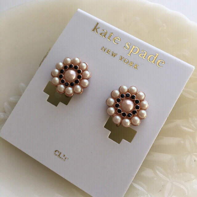 kate spade new york(ケイトスペードニューヨーク)のkatespade フラワーモチーフ パールイヤリング レディースのアクセサリー(イヤリング)の商品写真