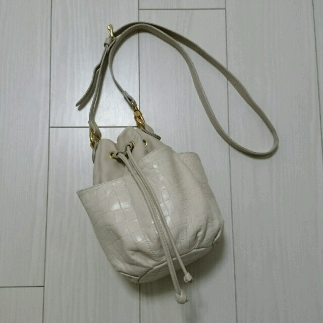 Spick & Span(スピックアンドスパン)のスピック&スパン購入のレザーバッグ★ホワイト巾着型 レディースのバッグ(ショルダーバッグ)の商品写真