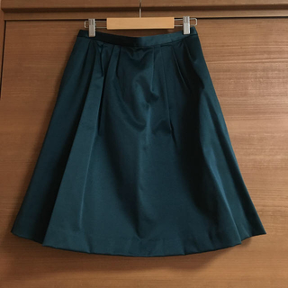 ストラ(Stola.)の光沢あり素材でドレッシーに 深緑スカート(ひざ丈スカート)