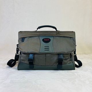 TUMI(ビジネスバッグ ・ グリーン・カーキ/緑色系)のフリマ TUMI(ビジネスバッグ ・ グリーン・カーキ/緑色系)のフリマ