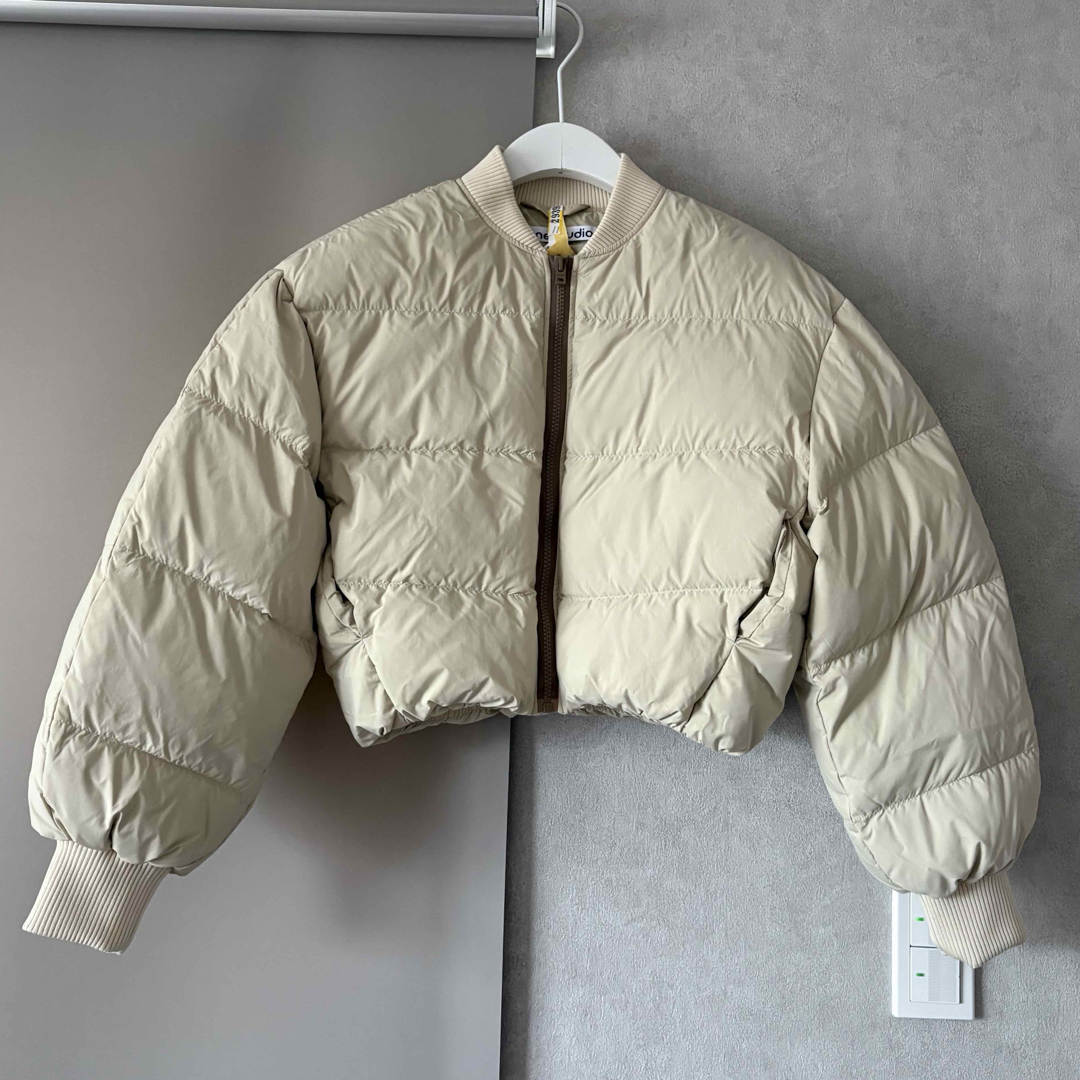Acne Studios ベージュ クロップドダウンジャケット Acne Studios ベージュ クロップドダウンジャケット