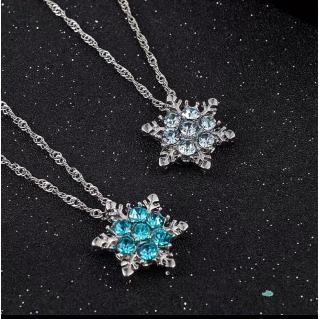 雪の結晶 ネックレス 水色ストーン　アクセサリー レディース　雪　結晶 レディースのアクセサリー(ネックレス)の商品写真