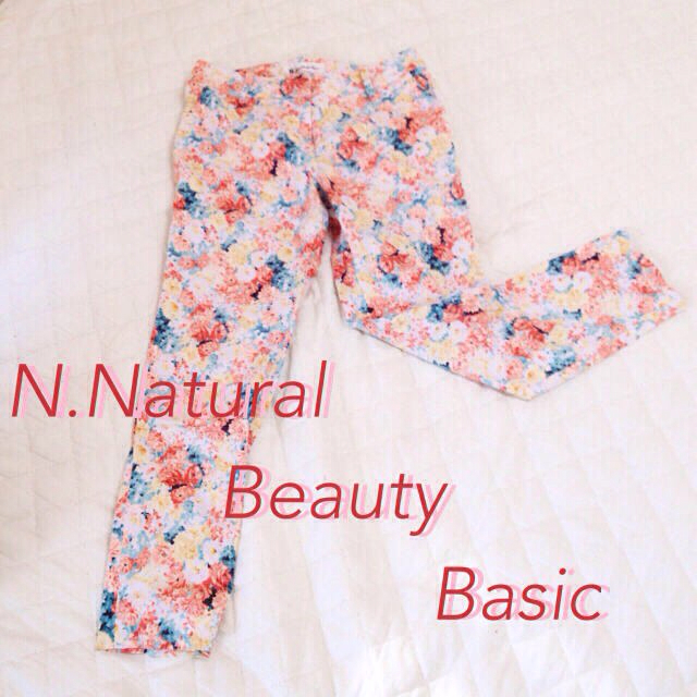 N.Natural beauty basic(エヌナチュラルビューティーベーシック)のN. 花柄パンツ レディースのパンツ(カジュアルパンツ)の商品写真