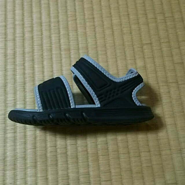 adidas(アディダス)のアディダス キッズサンダル 16センチ キッズ/ベビー/マタニティのキッズ靴/シューズ(15cm~)(サンダル)の商品写真