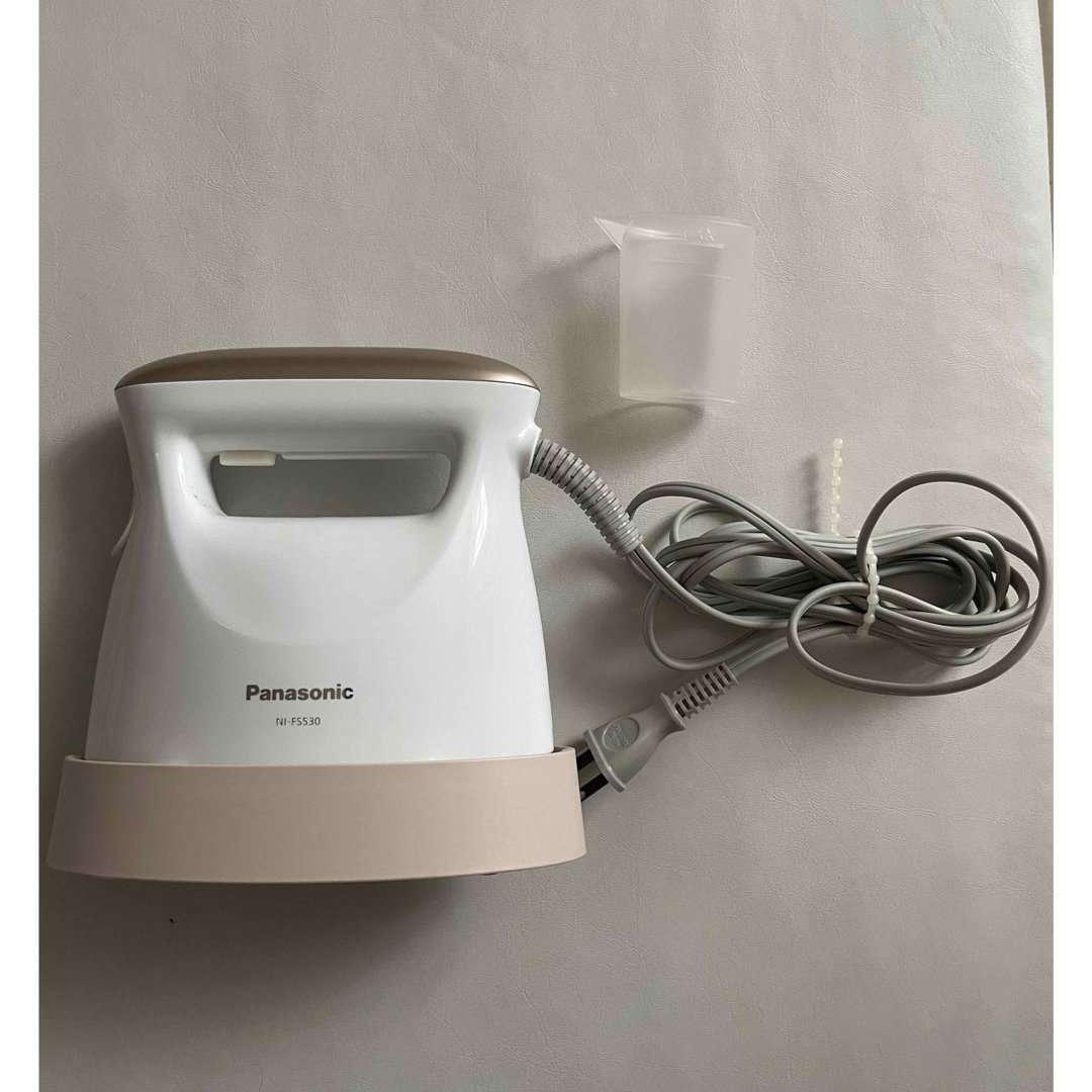 Panasonic(パナソニック)のPanasonic 衣類スチーマー NI FS530 スマホ/家電/カメラの生活家電(アイロン)の商品写真