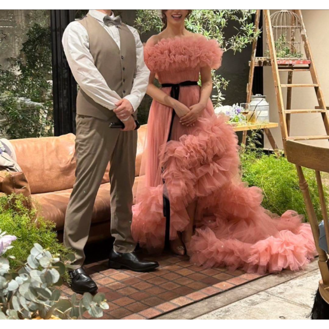 実例写真！カラードレス ピンク オフショルダー ベルト ラッフルフリル 花嫁