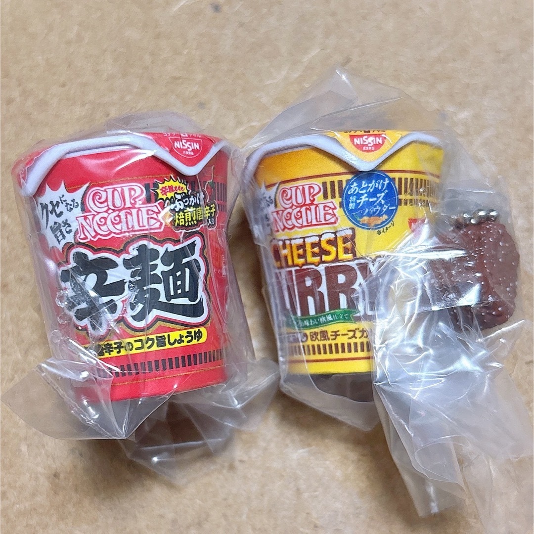 カップヌードル ミニチュアチャーム ガチャ 辛麺 欧風チーズカレー エンタメ/ホビーのおもちゃ/ぬいぐるみ(その他)の商品写真