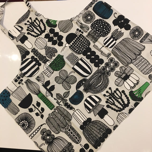 marimekko(マリメッコ)のmarimekko マリメッコ定番人気のエプロン プータルフリンパルハート インテリア/住まい/日用品のキッチン/食器(調理道具/製菓道具)の商品写真