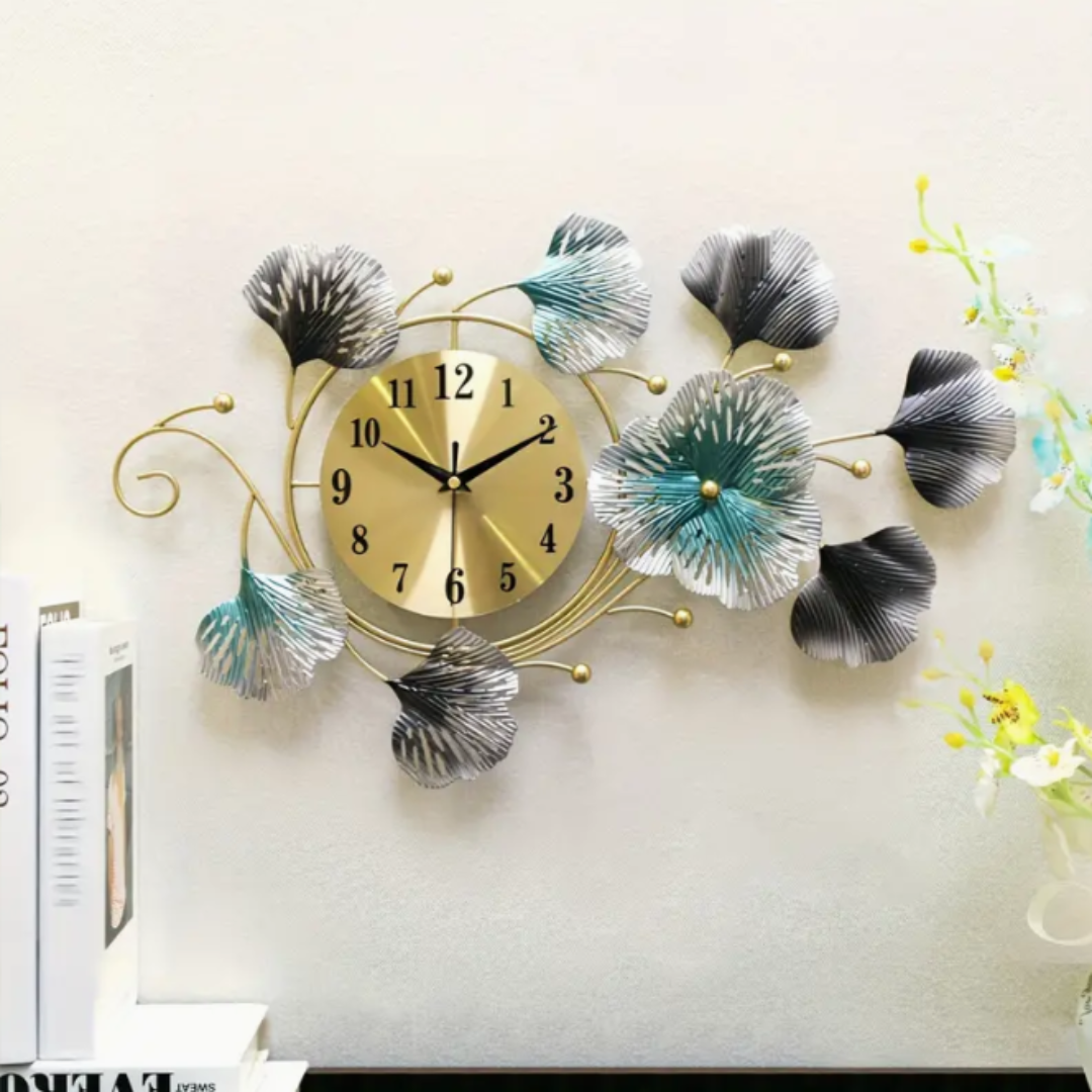 モダン ミニマリスト メタル ウォールクロック 銀杏の葉デザイン ５５×３５ｃｍ インテリア/住まい/日用品のインテリア小物(掛時計/柱時計)の商品写真