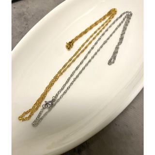 【人気】ツイストウェーブ　ネックレスゴールドサージカルステンレス　金アレ(ネックレス)