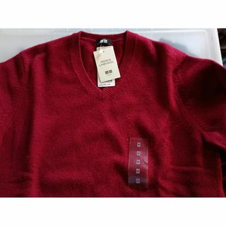 ユニクロ(UNIQLO)のUNIQLO　プレミアムラムＶネックセーター　サイズ：Ｍ　未着用・購入時タグ付き(ニット/セーター)