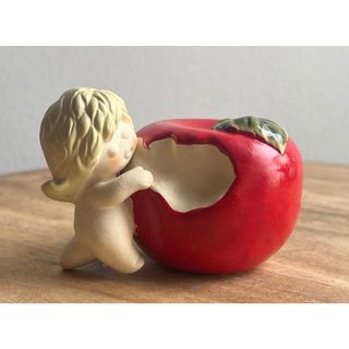 りんごを食べる女の子(置物)