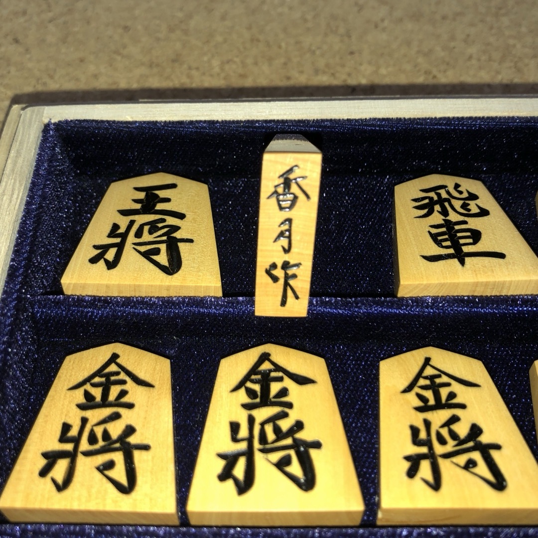 香月作・上彫・黄楊将棋駒・本砥ぎ仕上げカスタマイズ作品・角箱 香月作・上彫・黄楊将棋駒・本砥ぎ仕上げカスタマイズ作品・角箱