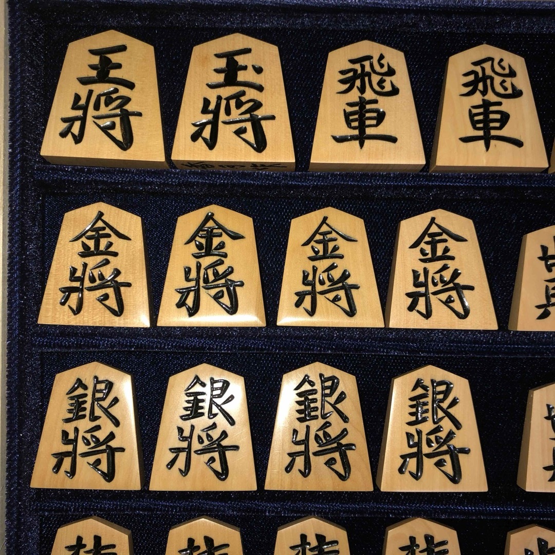 香月作・上彫・黄楊将棋駒・本砥ぎ仕上げカスタマイズ作品・角箱 香月作・上彫・黄楊将棋駒・本砥ぎ仕上げカスタマイズ作品・角箱