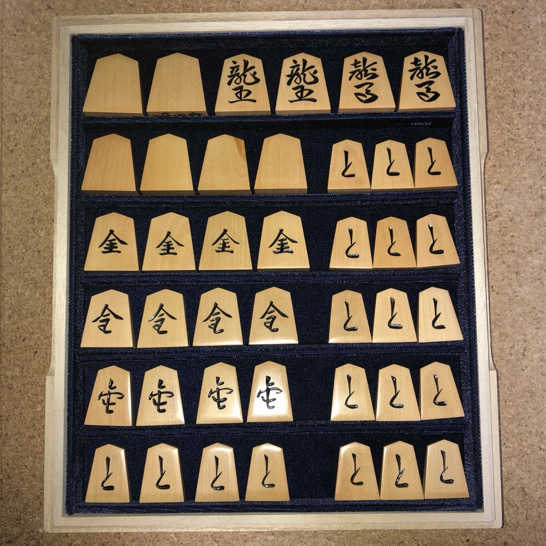 香月作・上彫・黄楊将棋駒・本砥ぎ仕上げカスタマイズ作品・角箱 香月作・上彫・黄楊将棋駒・本砥ぎ仕上げカスタマイズ作品・角箱