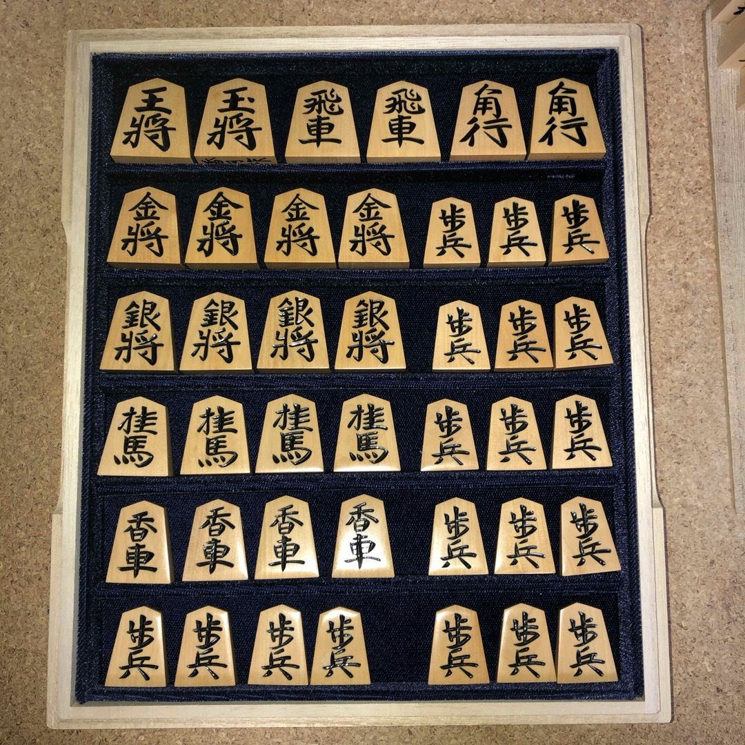 香月作・上彫・黄楊将棋駒・本砥ぎ仕上げカスタマイズ作品・角箱 香月作・上彫・黄楊将棋駒・本砥ぎ仕上げカスタマイズ作品・角箱