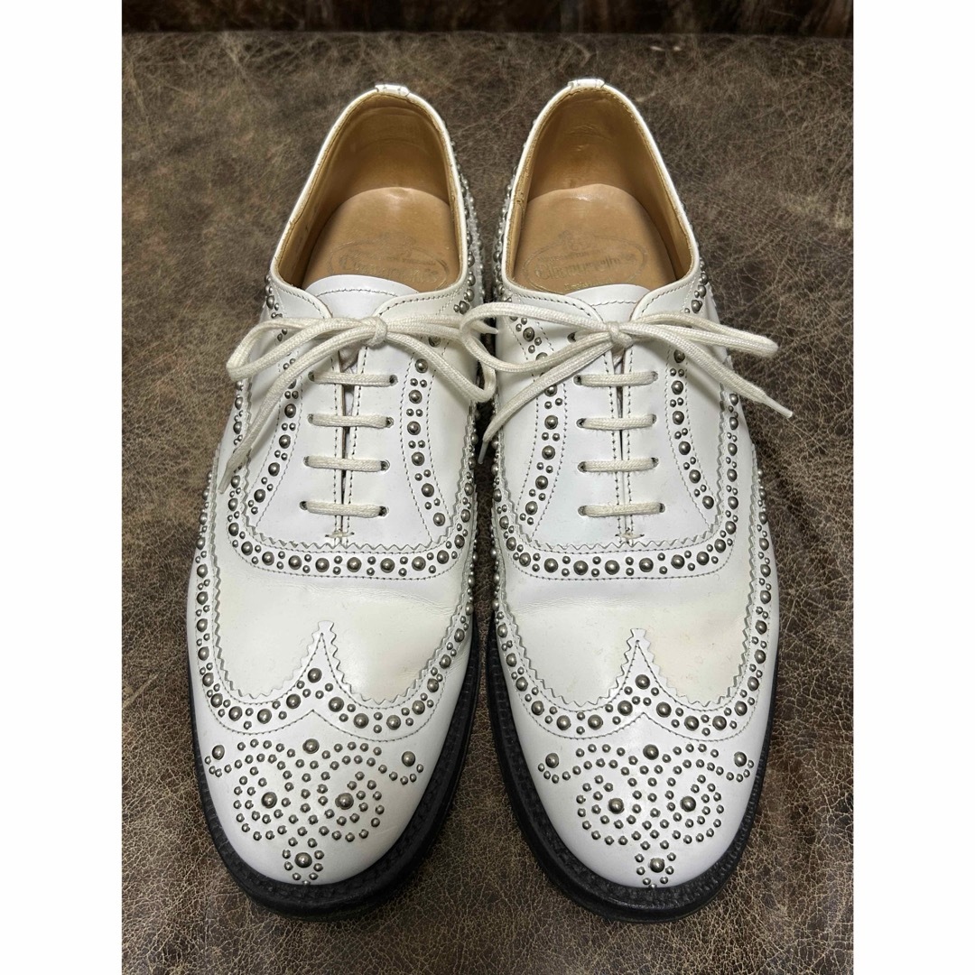 美品】Church´s スタッズ付き ウィングチップ 6.5 25.5cm 白 美品】Church´s スタッズ付き ウィングチップ 6.5 25.5cm 白