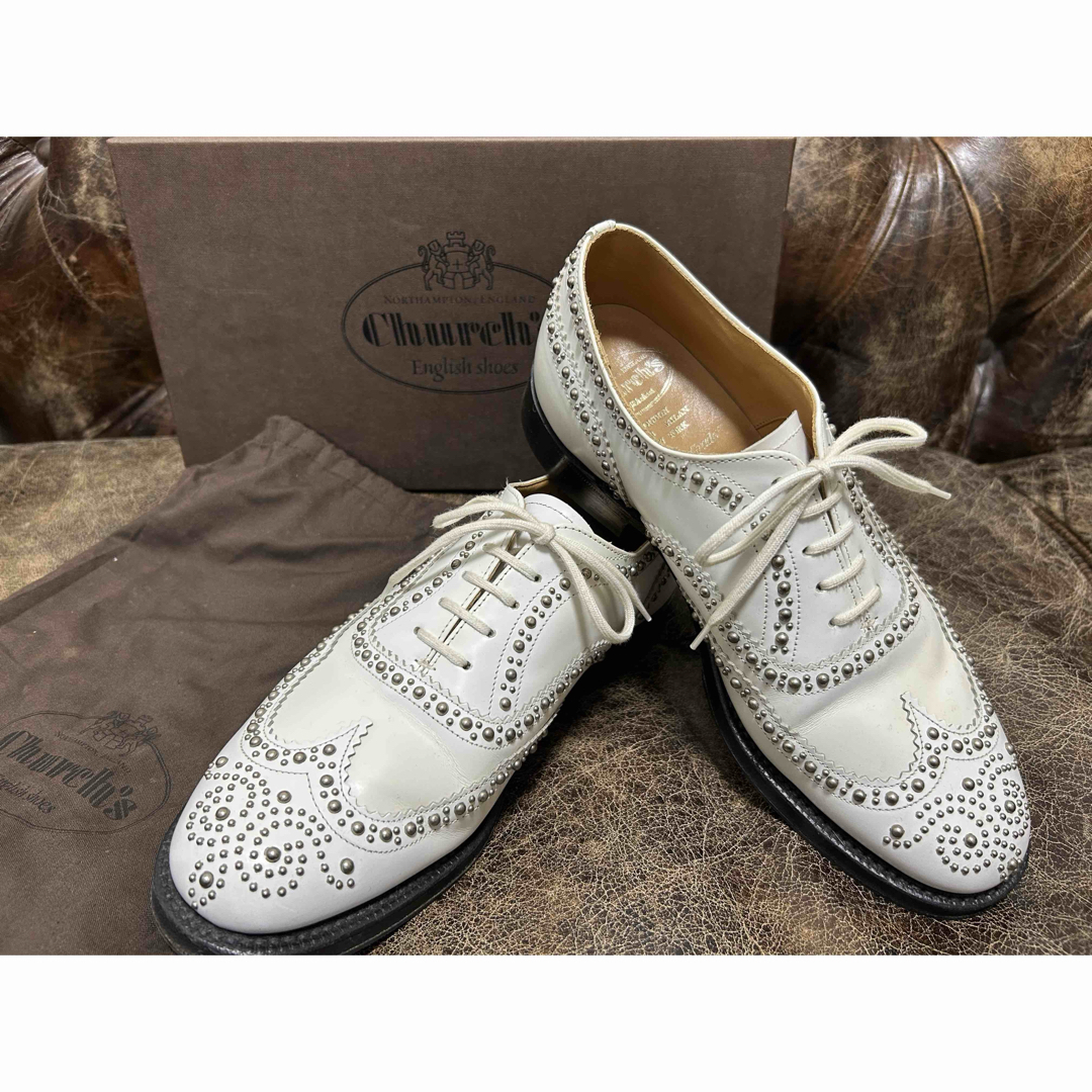 美品】Church´s スタッズ付き ウィングチップ 6.5 25.5cm 白 美品】Church´s スタッズ付き ウィングチップ 6.5 25.5cm 白