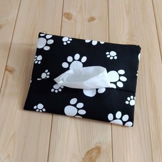 大きめティッシュポーチ　フラット　16cm　内ポケット　猫　肉球　黒　　897(ポーチ)