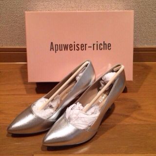 アプワイザーリッシェ(Apuweiser-riche)のシルバーパンプス(ハイヒール/パンプス)