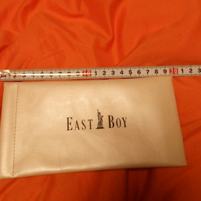 EASTBOY(イーストボーイ)の新品美品イーストボーイ♪サングラスケース!!真っ白に濃紺ロゴ入り♪ メンズのファッション小物(サングラス/メガネ)の商品写真
