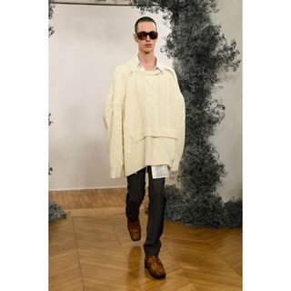GIVENCHY(ニット/セーター ・ ホワイト/白色系)のフリマ GIVENCHY(ニット/セーター ・ ホワイト/白色系)のフリマ