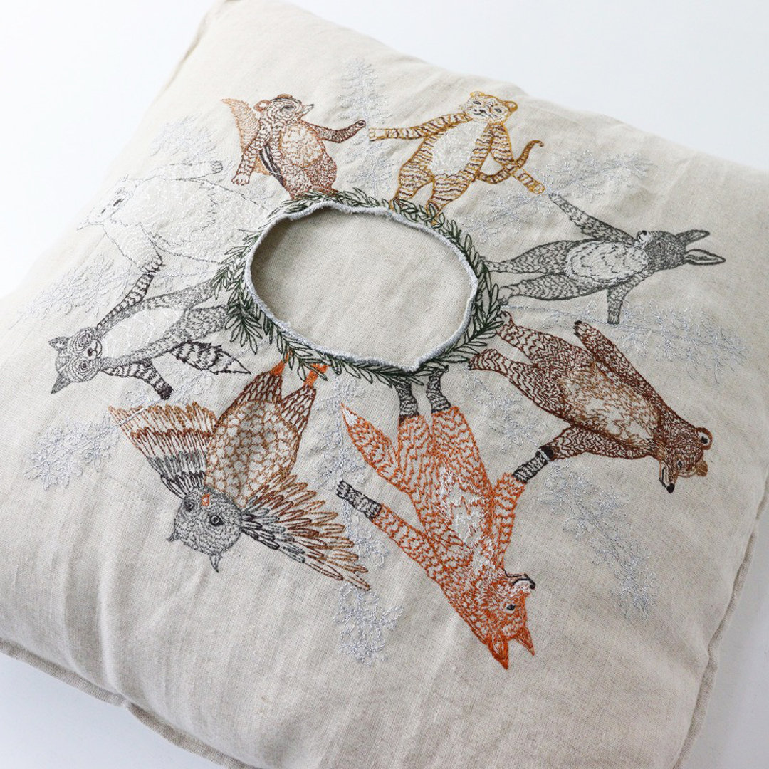 美品 コーラル&タスク CORAL&TUSK 動物刺繍 クッションカバー 美品 コーラル&タスク CORAL&TUSK 動物刺繍 クッションカバー