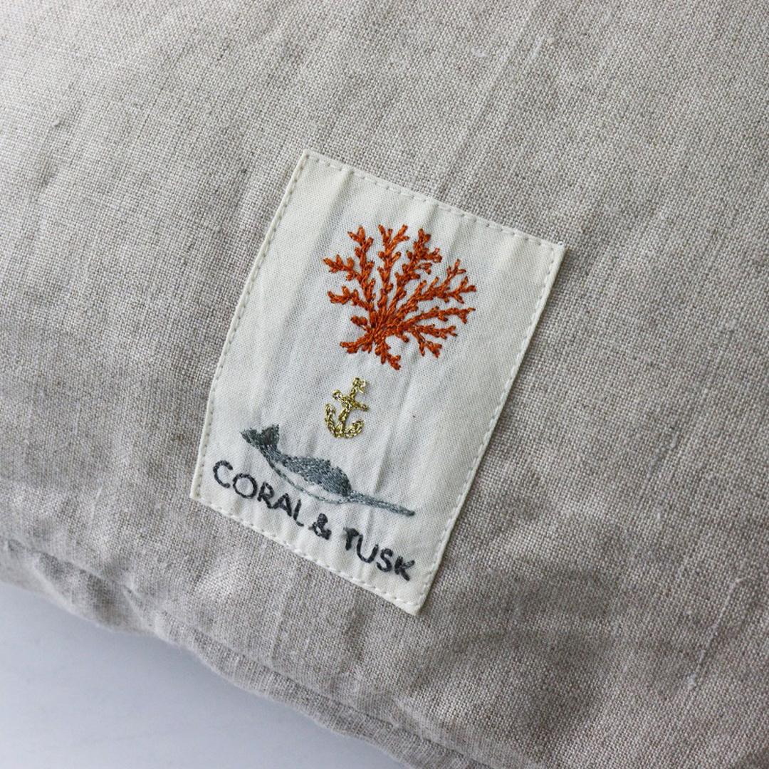 美品 コーラル&タスク CORAL&TUSK 動物刺繍 クッションカバー 美品 コーラル&タスク CORAL&TUSK 動物刺繍 クッションカバー