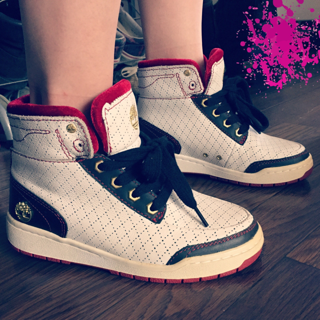 Timberland 白/黒/赤 ハイカットスニーカー