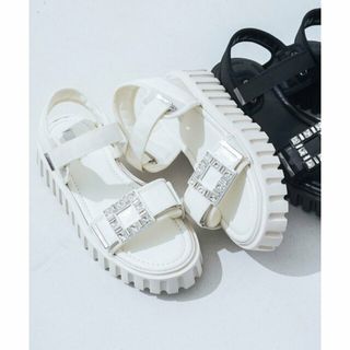 イーボル(EVOL)の【WH】【クッション入り・柔らかい】ビジューバックルベルトサンダル(その他)