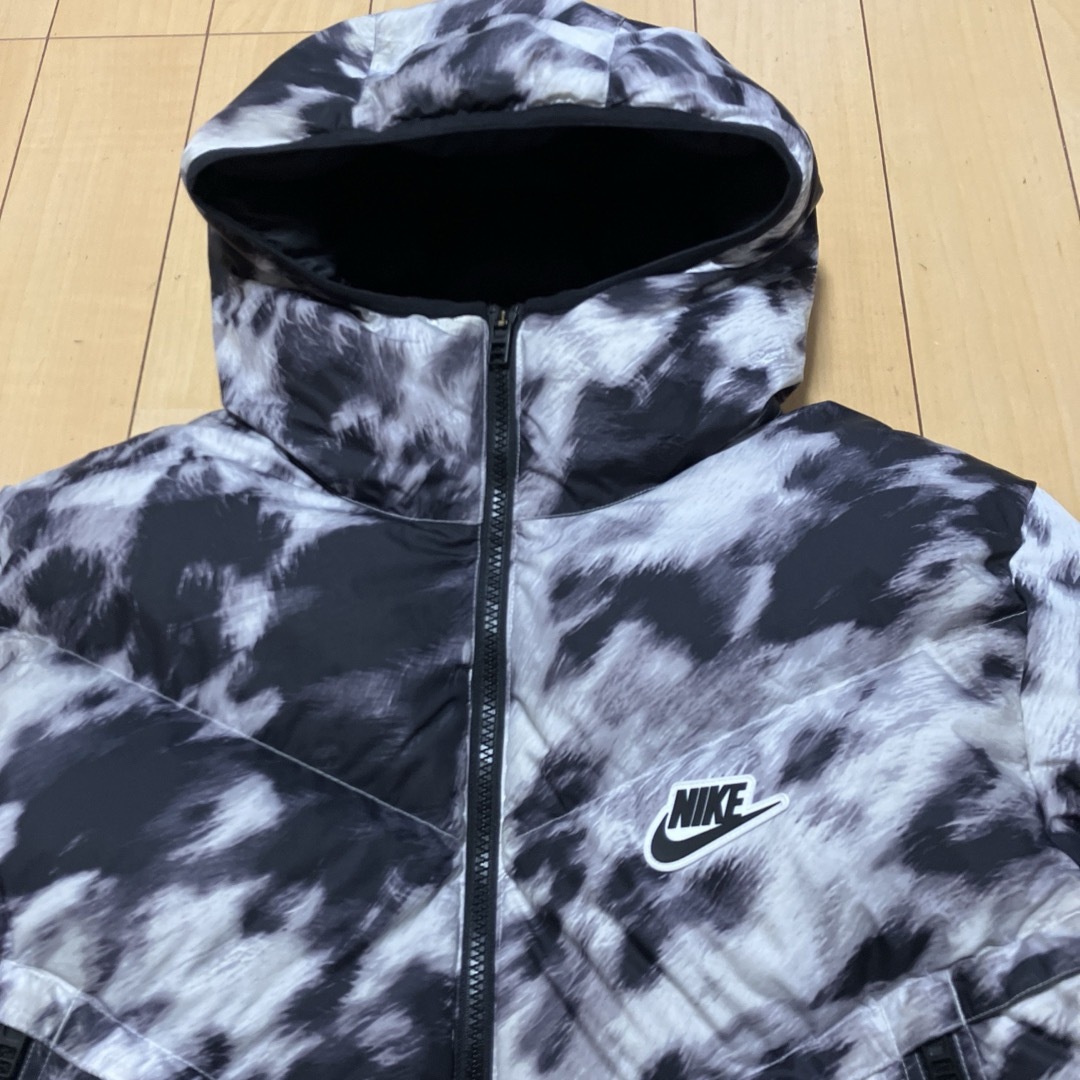 NIKE - NIKE ナイキ フード付きダウンジャケット 総柄 白黒 XL NIKE - NIKE ナイキ フード付きダウンジャケット 総柄 白黒 XL