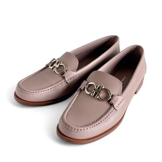 Salvatore Ferragamo(ローファー/革靴 ・ ベージュ系)のフリマ Salvatore Ferragamo(ローファー/革靴 ・ ベージュ系)のフリマ