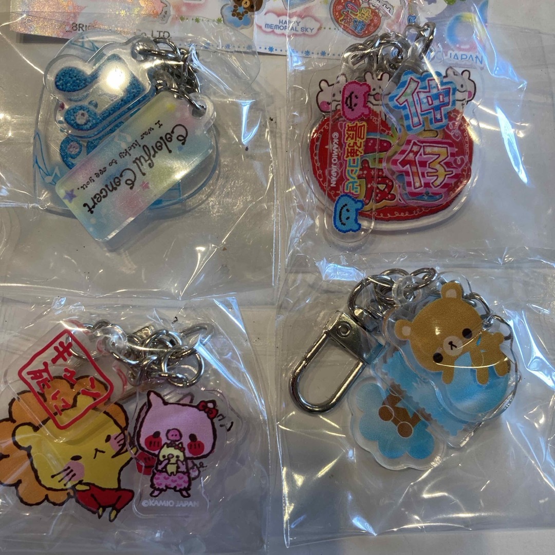 カミオジャパン キャラクターズ 3連アクリルキーホルダー 4種 エンタメ/ホビーのアニメグッズ(キーホルダー)の商品写真