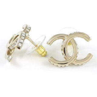 上品なファッション CHANEL 2024年製 B24/V ココマーク ピアス CHANEL シャネル - イヤリング