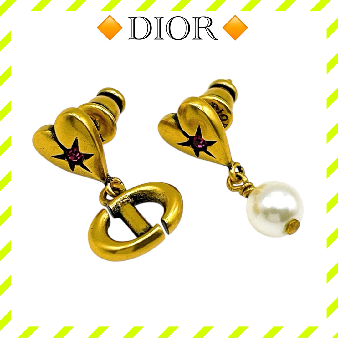 Dior ロゴチャーム パール ピアス(片耳用) やせ細っ Dior ロゴチャーム パール ピアス(片耳用) やせ細っ