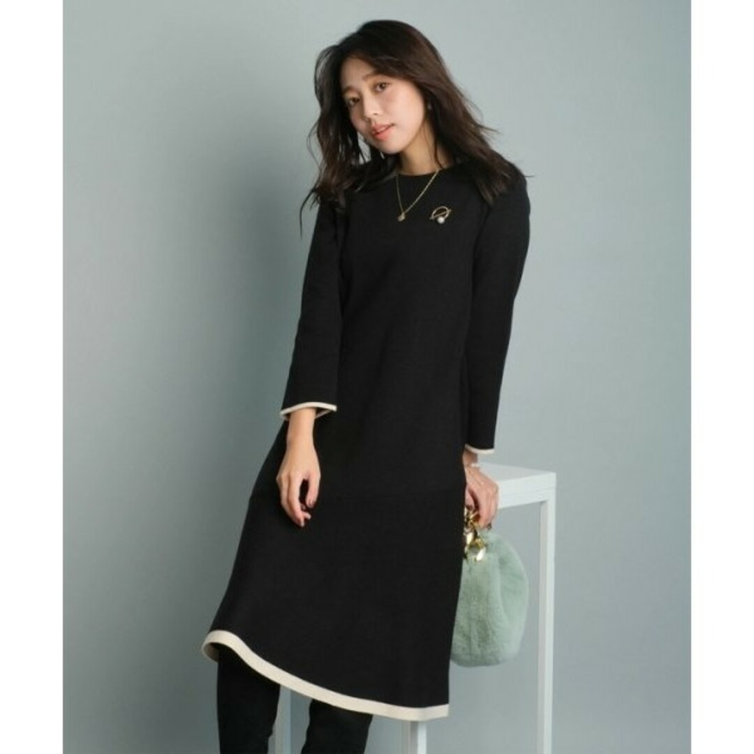 JUSGLITTY - 【新品】ブローチ付ペプラムニットワンピース黒の JUSGLITTY - 【新品】ブローチ付ペプラムニットワンピース黒の