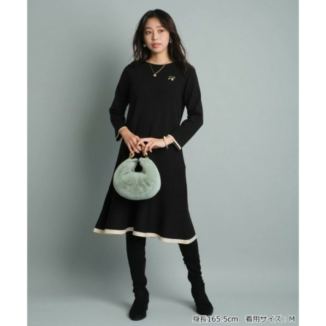 JUSGLITTY - 【新品】ブローチ付ペプラムニットワンピース黒の JUSGLITTY - 【新品】ブローチ付ペプラムニットワンピース黒の